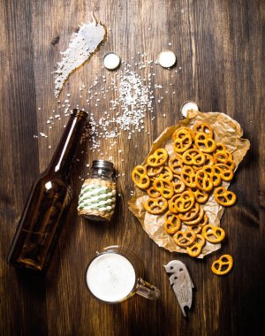 Bira tablo - düşmüş şişe, bira, tuzlu bisküvi kraker.