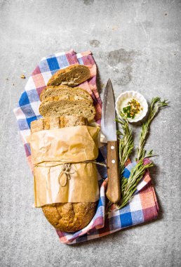 Kumaş üzerine ciabatta biberiye ve bir bıçak ile.