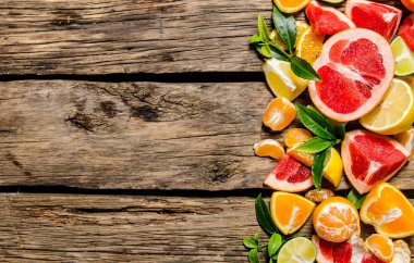 Narenciye - greyfurt, portakal, mandalina, limon, dilimlenmiş kireç yaprakları ile.