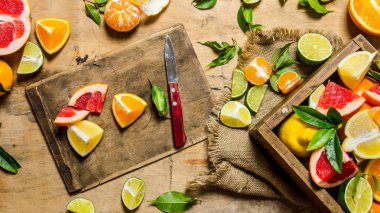 Narenciye - greyfurt, portakal, mandalina, limon, dilimlenmiş limon kutusu ile eski yönetim kurulu. 