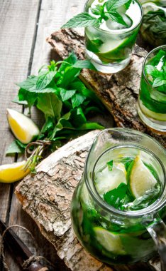 Kokteyl limon ve nane ile ahşap bir stand.