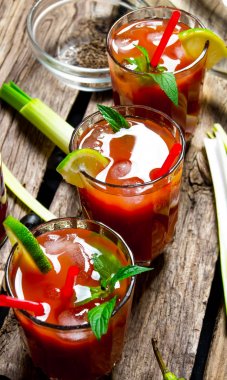 Ahşap arka plan üzerinde malzemelerle kokteyl yapmak .