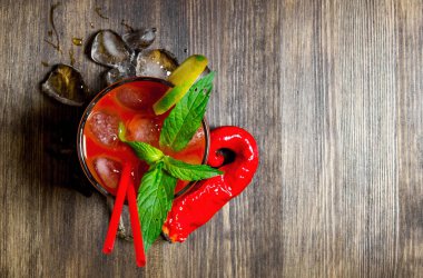 Buz ve malzemeler ahşap arka plan üzerinde kokteyl. Metin için boş alan.