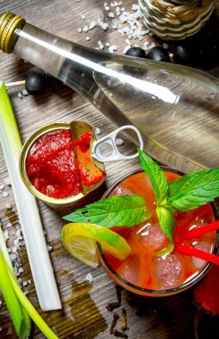 Kokteyl bloody mary. Bir kokteyl votka, domates salçası ve diğer maddeler ile ahşap arka plan yapma .