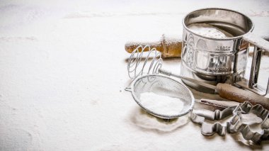  Malzemeler hamur için-elek un, oklava, çerez kesici.