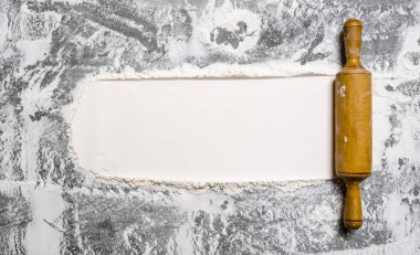 Hamur hazırlama. Oklava ile taş zemin üzerine un. 