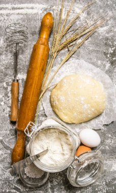 Hamur ve onun için ingridienty. Taş masanın üzerine.