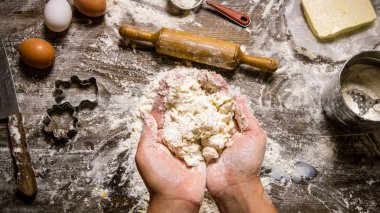 Hamur hazırlama. Çırpma hamur kadınların elleri ve araçları - elek, oklava, bıçak,. 