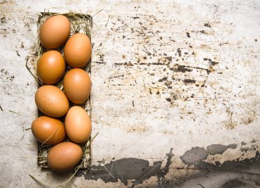 Stand saman ile yumurta. Rustik arka plan üzerinde.