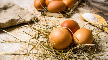 Saman yumurtalar. Rustik arka plan üzerinde.