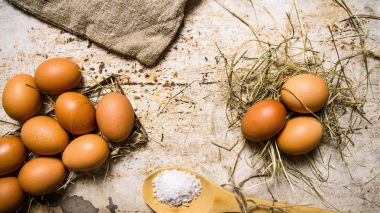 Saman yumurtalar. Rustik arka plan üzerinde.
