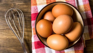 Kumaş çırpma teli ile kasede yumurta. 