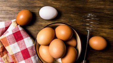 Kumaş çırpma teli ile kasede yumurta. 