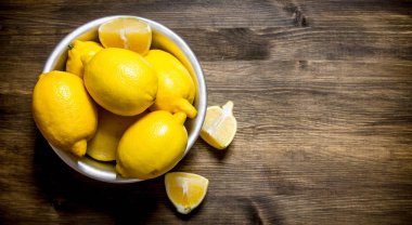 Bir fincan limon. Ahşap masa.