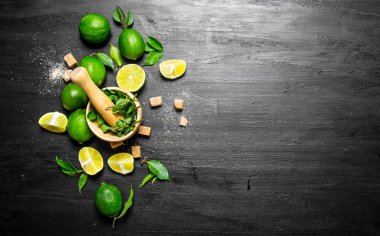 Arka plan kireç. Nane, şeker, limon dilimleri ve yaprakları ile harç . 