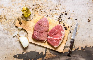 Biftek çiğ et baharat ve ahşap bir tahta üzerine tereyağı ile gelen. 