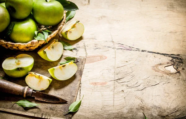 Manzanas verdes frescas en la canasta con cuchillo  . —  Fotos de Stock