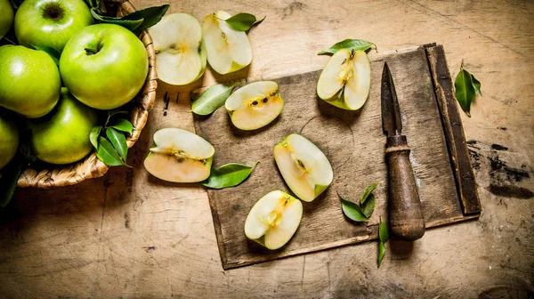 Geschnittene grüne Äpfel auf einem Holzbrett. — Stockfoto