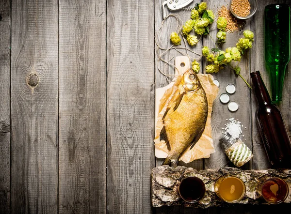 Wędzone ryby i świeże piwo na drewnianym stole. — Zdjęcie stockowe