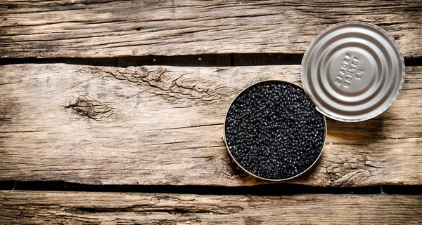 Caviar negro en frasco. Sobre mesa de madera . — Foto de Stock