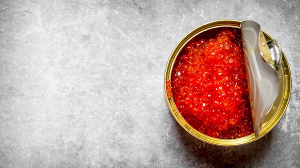 Caviar vermelho em lata. Na mesa de pedra . — Fotografia de Stock