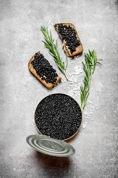 Tarro con caviar negro y sándwiches . — Foto de Stock