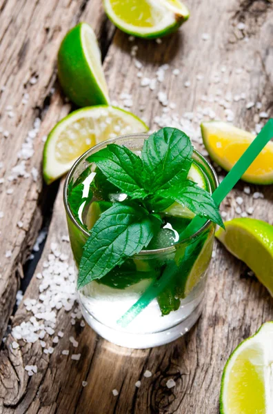 Mojito appena fatto con menta e lime, zucchero e rum. Su un tavolo di legno . — Foto Stock