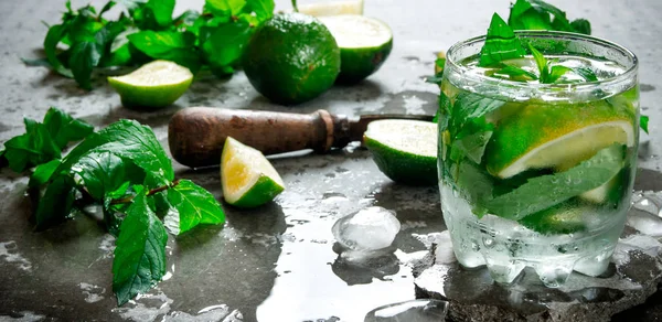 Mojito fresco con lime e menta sul tavolo di pietra . — Foto Stock