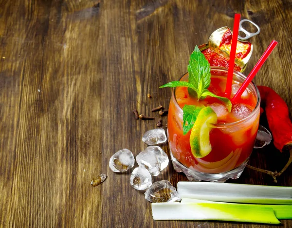 Cocktail con peperoni, pomodori, sedano, vodka e altri ingredienti su fondo di legno. Spazio libero per il testo . — Foto Stock