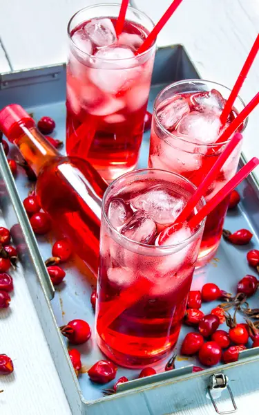 Three berry cocktail with liquor and ice on a tray . — Stock Photo, Image