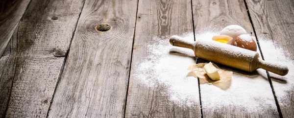 Preparación de la masa. Ingredientes para la masa - harina, huevos y un trozo de mantequilla . — Foto de Stock