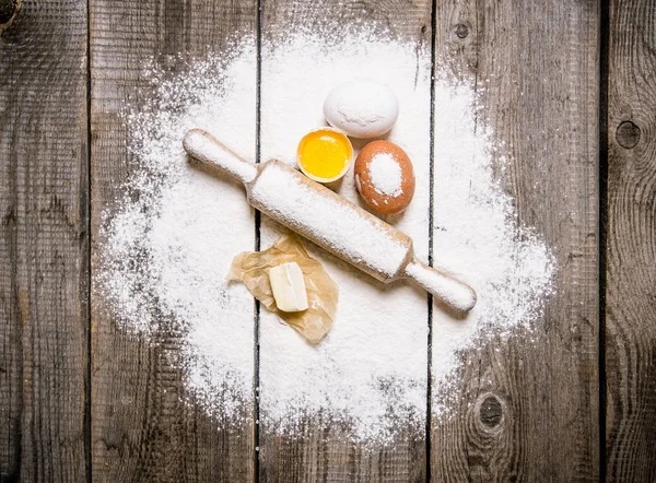 Persiapan dari adonan. Bahan-bahan untuk adonan - tepung, telur dan sepotong mentega . — Stok Foto