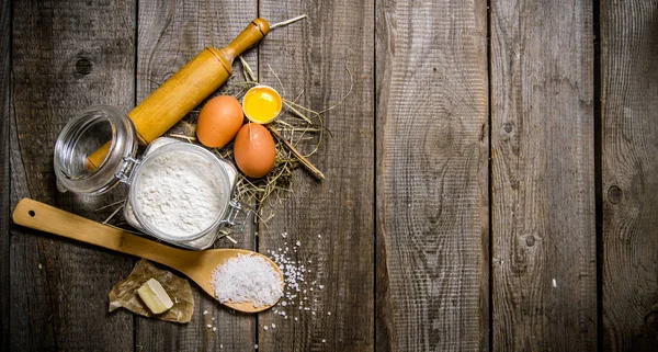 Preparación de la masa. Ingredientes para la masa - harina, huevos, sal y mantequilla . — Foto de Stock