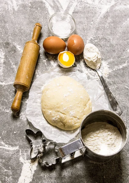 Ciasta i składniki - jaj, mąki i narzędzia - wałek i kształt. — Zdjęcie stockowe