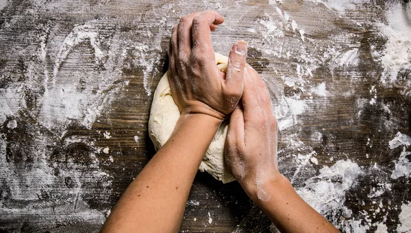 Preparazione dell'impasto. Preparazione dell'impasto le mani delle donne . — Foto Stock