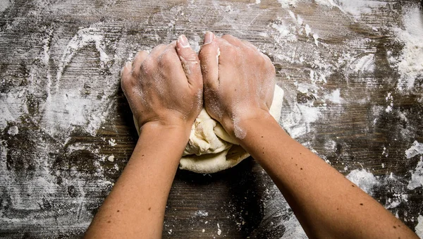 Preparation of the dough. Preparation of the dough the women's hands. — Stock Photo, Image