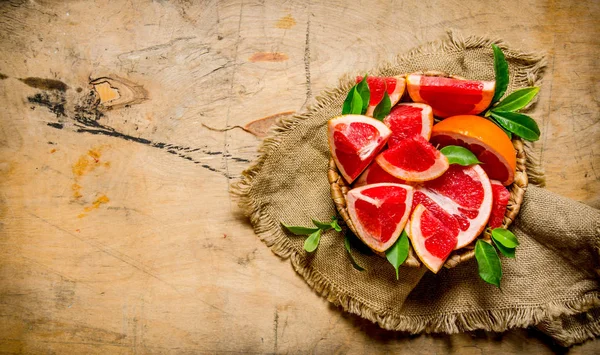 Ele toranja em uma xícara com folhas no tecido velho . — Fotografia de Stock