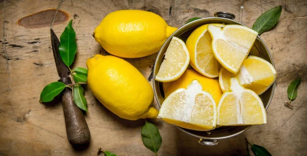 Yaprakları ve bıçak ile bir demet taze limon. 