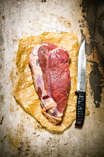 Carne fresca cruda con cuchillo de carnicero . — Foto de Stock
