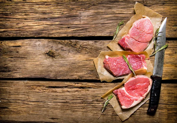 Estaca fresca de carne cruda y especias y cuchillo para picar . —  Fotos de Stock