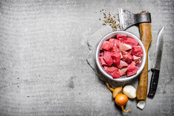 Rohes Fleisch mit Axt, Messer und Gewürzen. — Stockfoto