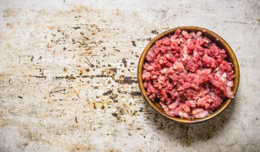 Taze çiğ kıyma bir ahşap kase. 