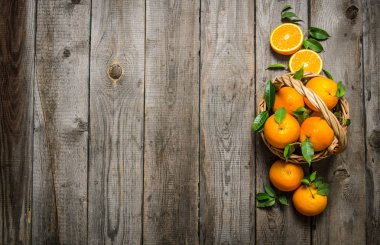 Sepet içinde taze portakal. 