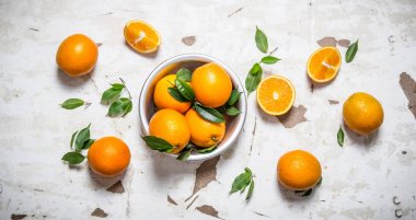 Turuncu tarzı. Yaprakları bir fincan taze portakal . 