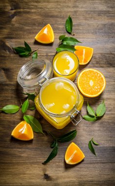 Taze sıkılmış portakal suyu bit bir kavanoza. 