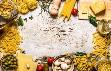 Makarna arka plan. Sebze, mantar, peynir ve otlar kuru makarna. 