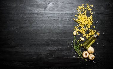 Makarna arka plan. Kuru makarna mantar ve otlar. 