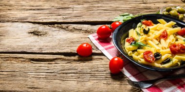 Domates, zeytin ve otlar ile makarna. 