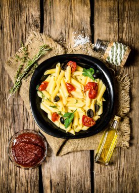 Domates, zeytin ve otlar ile makarna. 