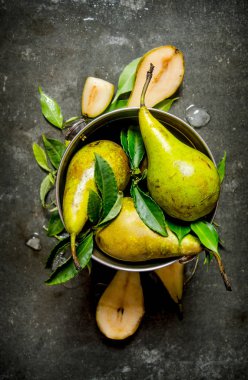 Armut bir demet yaprak ve buz ile. 